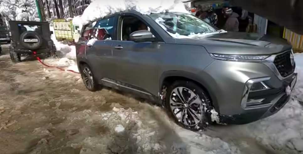 mahindra thar towing mg hector out of snow