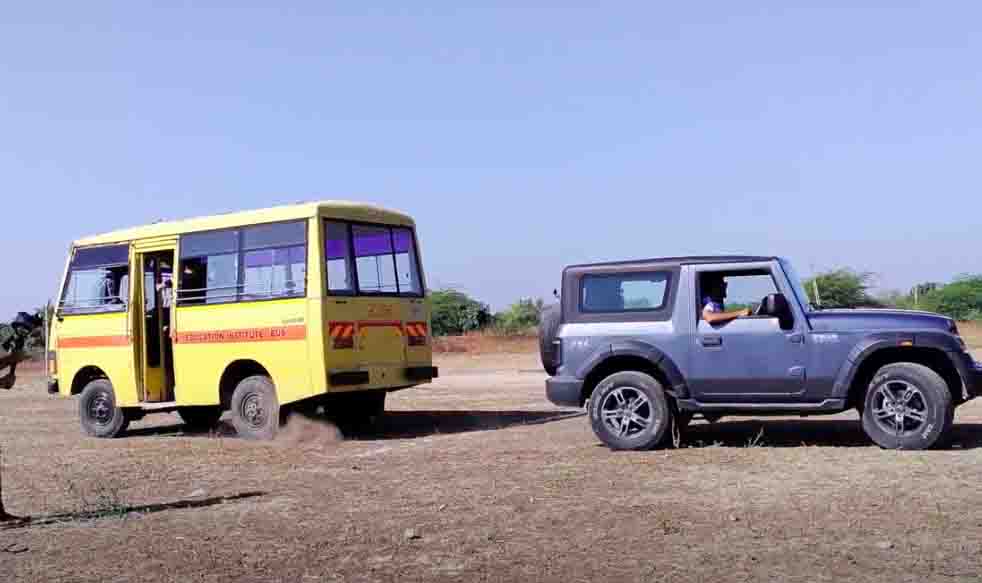 mahindra thar vs school bus tug of war video