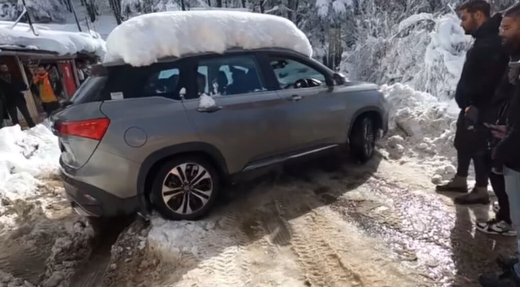 Watch FWD MG Hector Struggling in Snow, Rescued by Thar