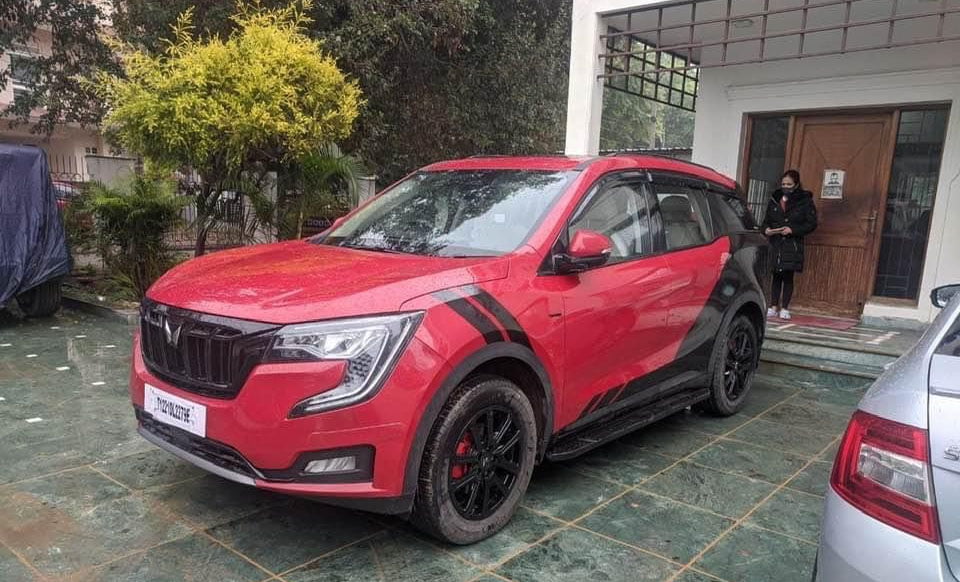 India’s First Dual-Tone Mahindra XUV700 Spotted Fresh Out of Dealership