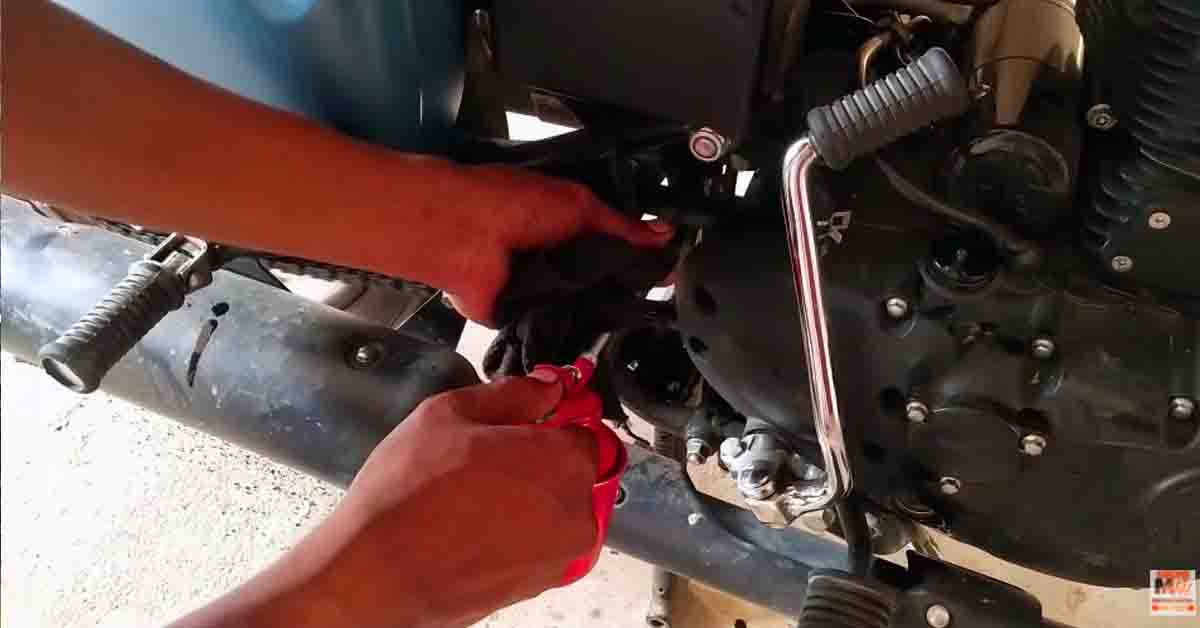 impact of using old engine oil for lubrication of chain and socket of bike