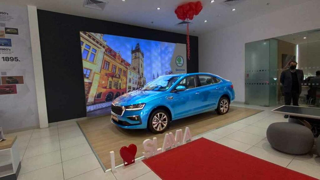 skoda slavia front three quarters dealership image