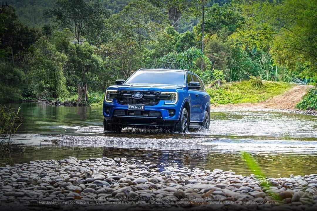 2022 ford endeavour images blue front three quarters