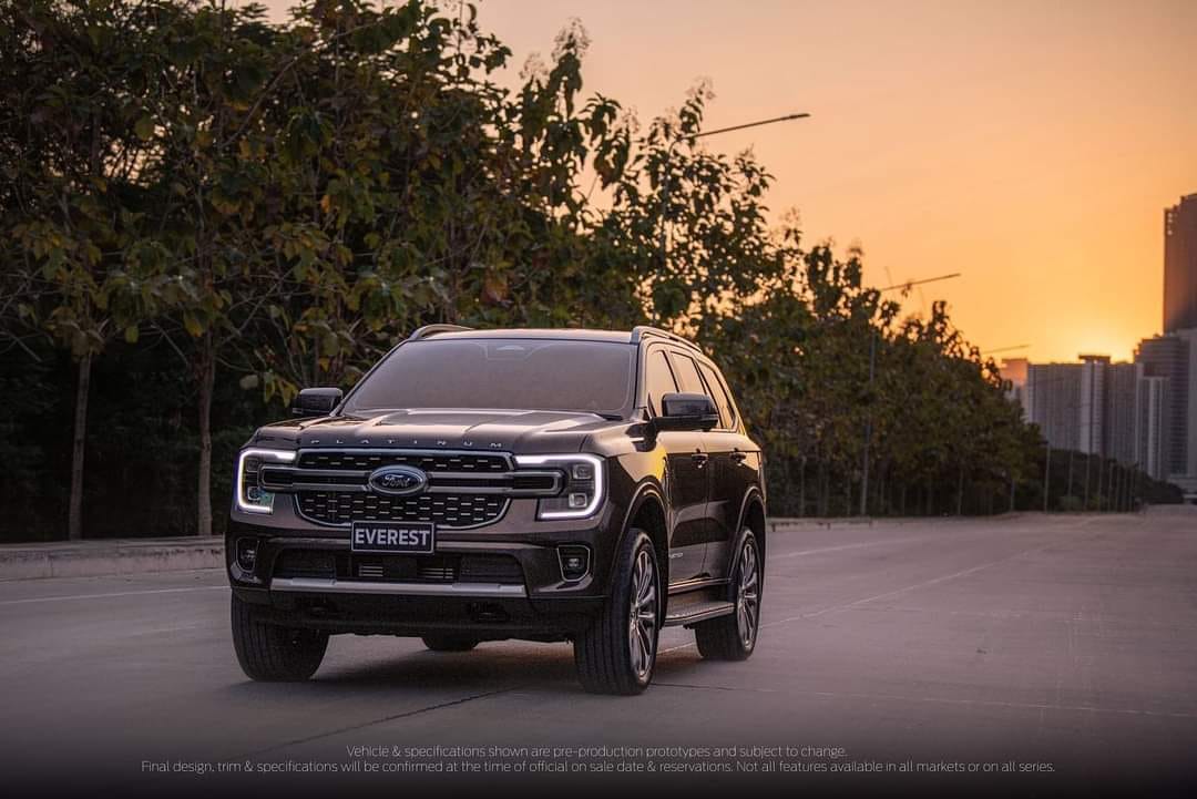 2022 ford endeavour images grey front three quarters 