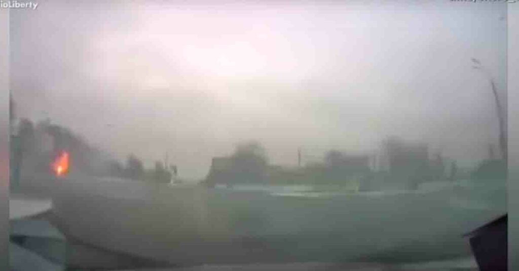 car making its way through bombardment on Kharkiv road