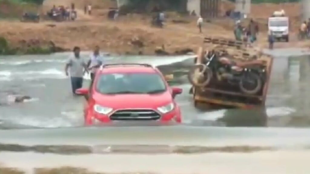Watch Ford EcoSport Smoothly Crosses River