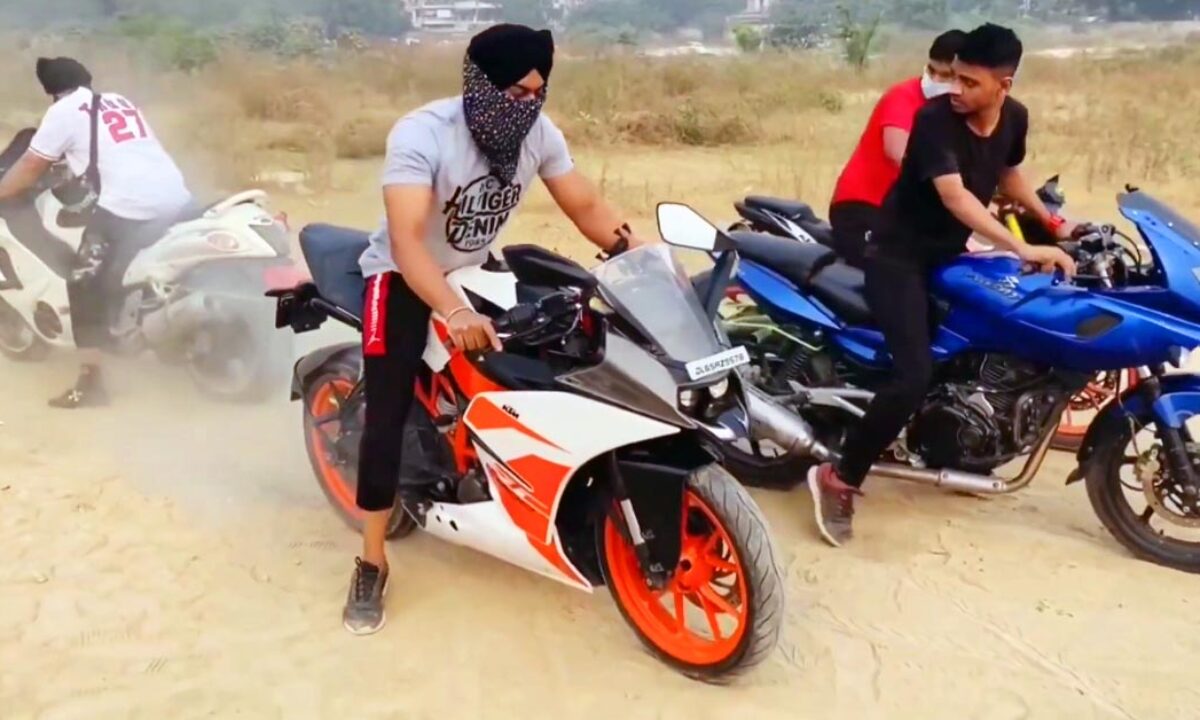 Suzuki Hayabusa vs 2 KTMs + Pulsar 220 