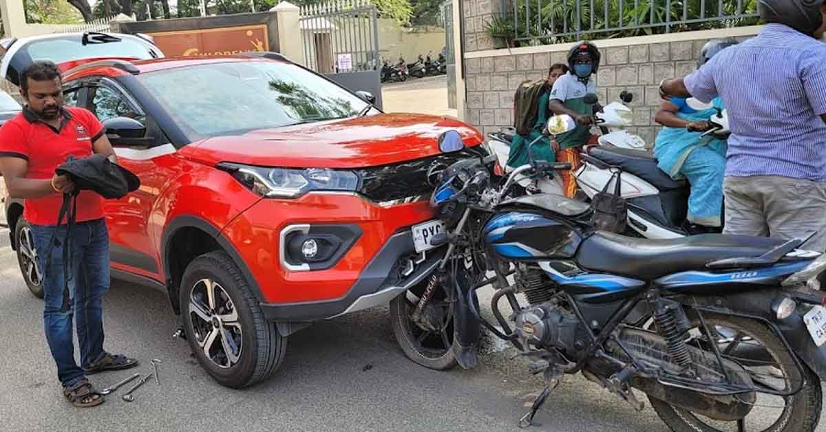 tata nexon vs bajaj discover accident