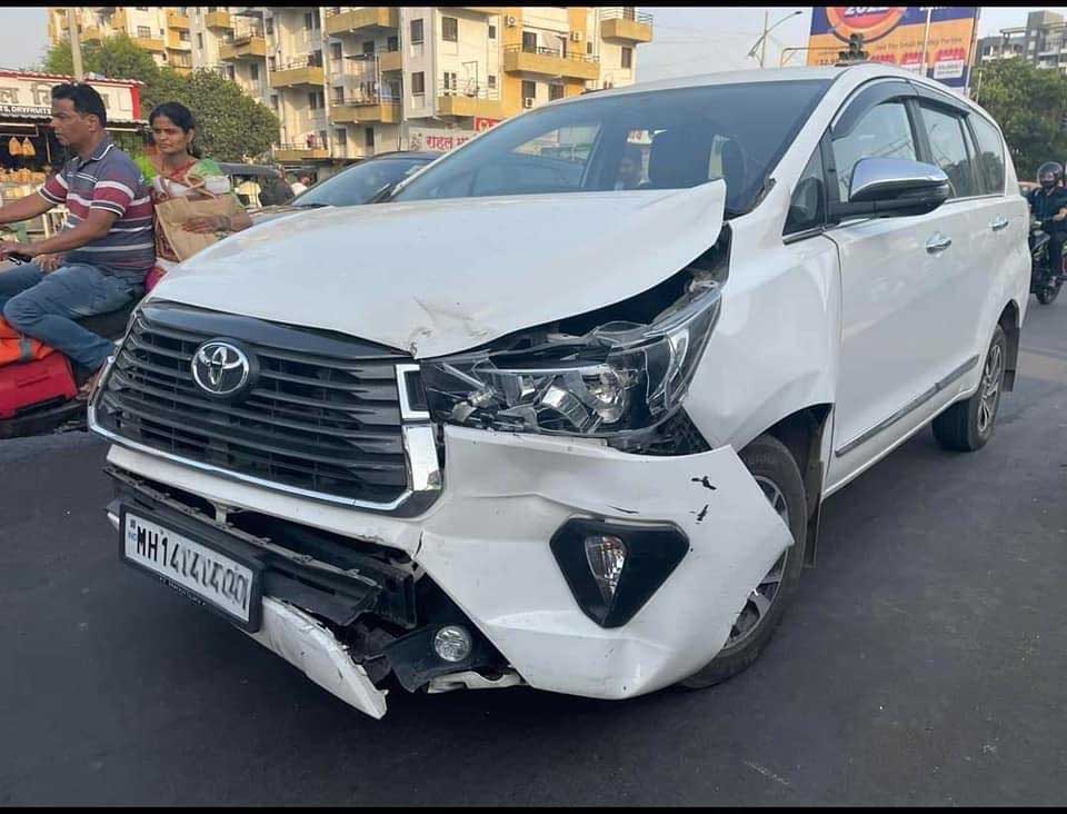 toyota innova crysta accident with ford freestyle image