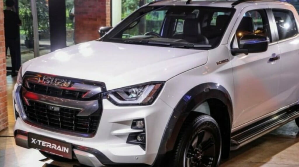 2022 isuzu v-cross front three quarters