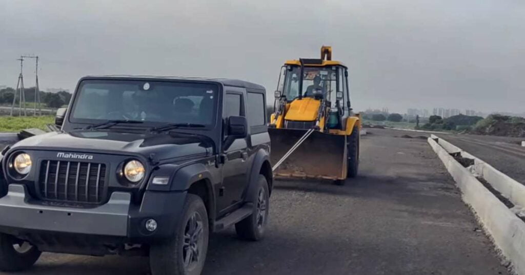 mahindra thar tows jcb bachoe loader