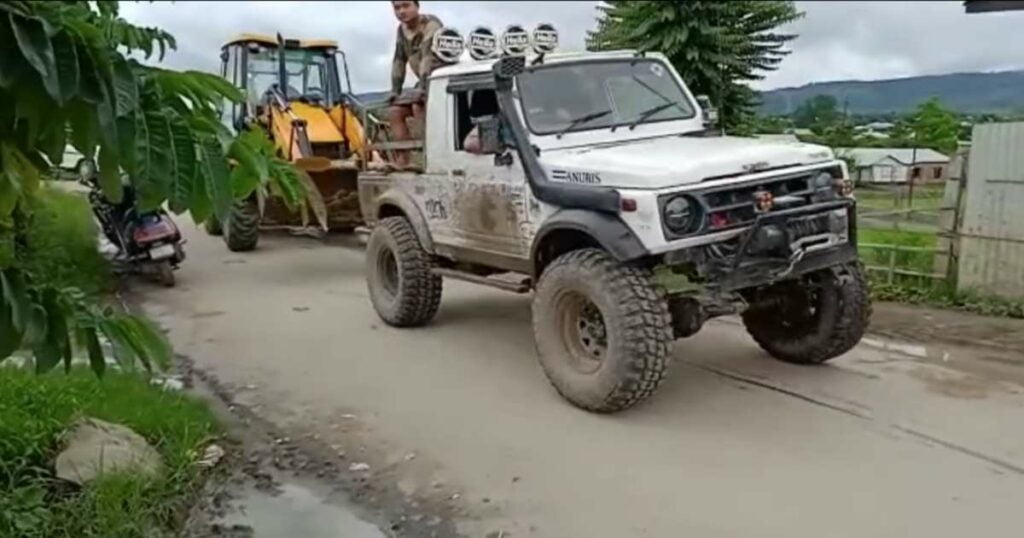 maruti gypsy towing jcb