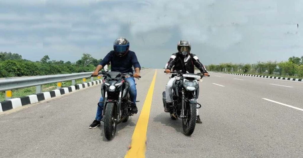 Bajaj Pulsar N160 vs TVS Apache 160 4V Drag Race