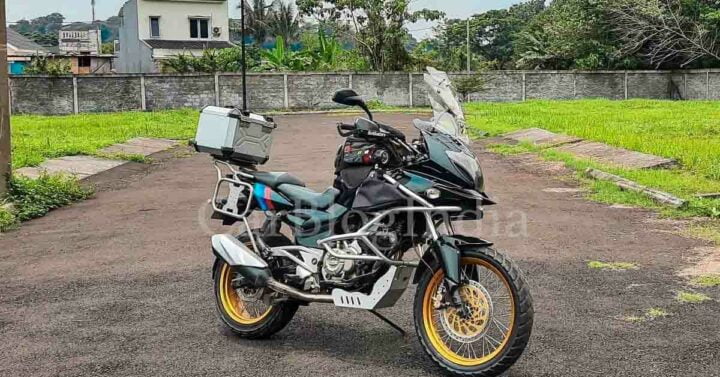 This Bajaj Pulsar 220 is a Poor Man’s Ducati Multistrada » Car Blog India
