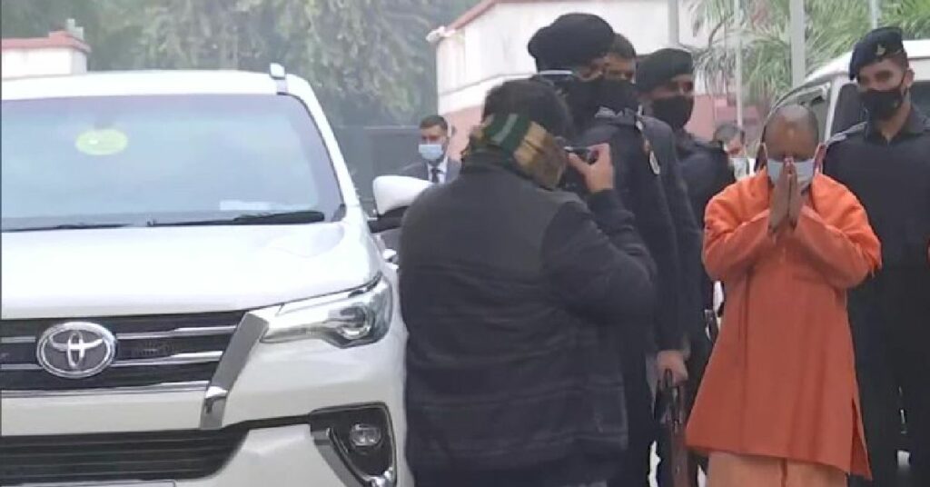 yogi adityanath toyota fortuner