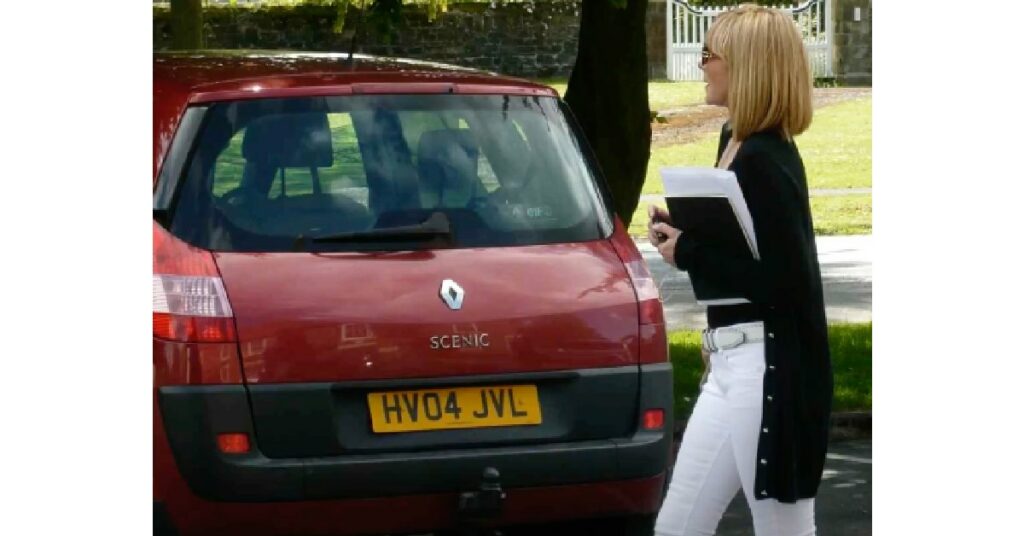 Kim Cattrall with her Renault Scenic