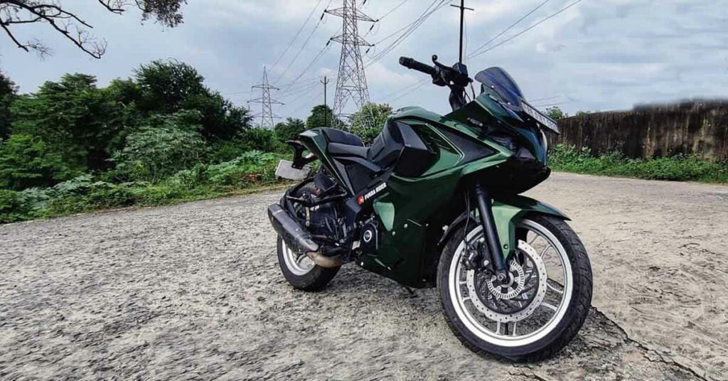 Modified Bajaj Pulsar RS200 with Lamborghini Green paint job