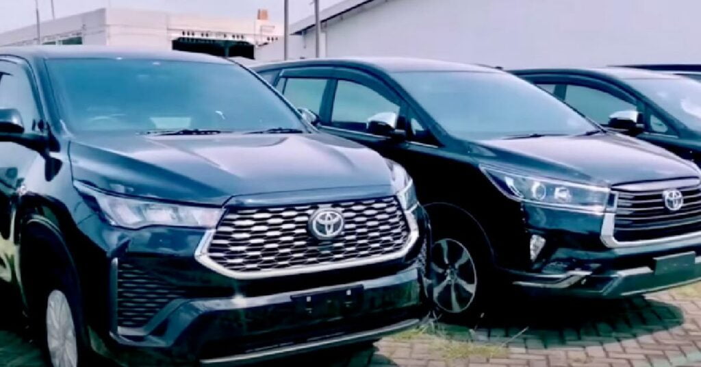 Toyota Innova Hycross vs Crysta - Road Presence Compared