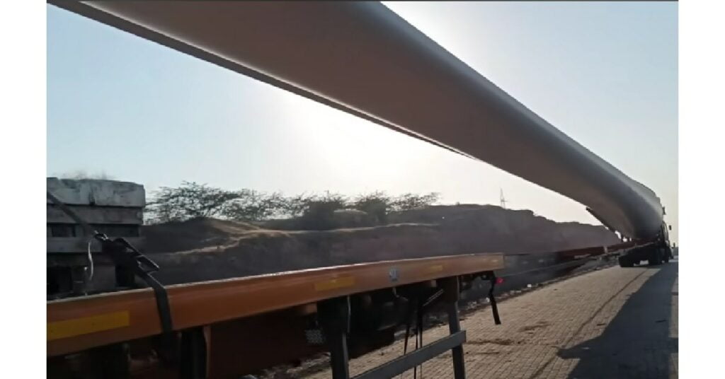 250 Feet Long Truck Carries Windmill Blade