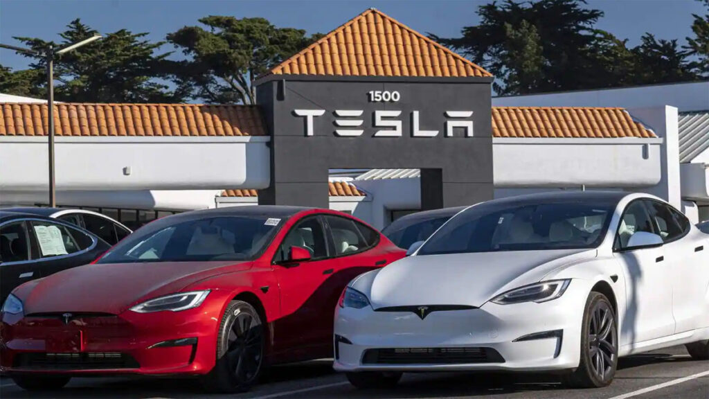 3.6 Lakh Tesla Vehicles Recalled Due To Self-Driving Software Glitch
