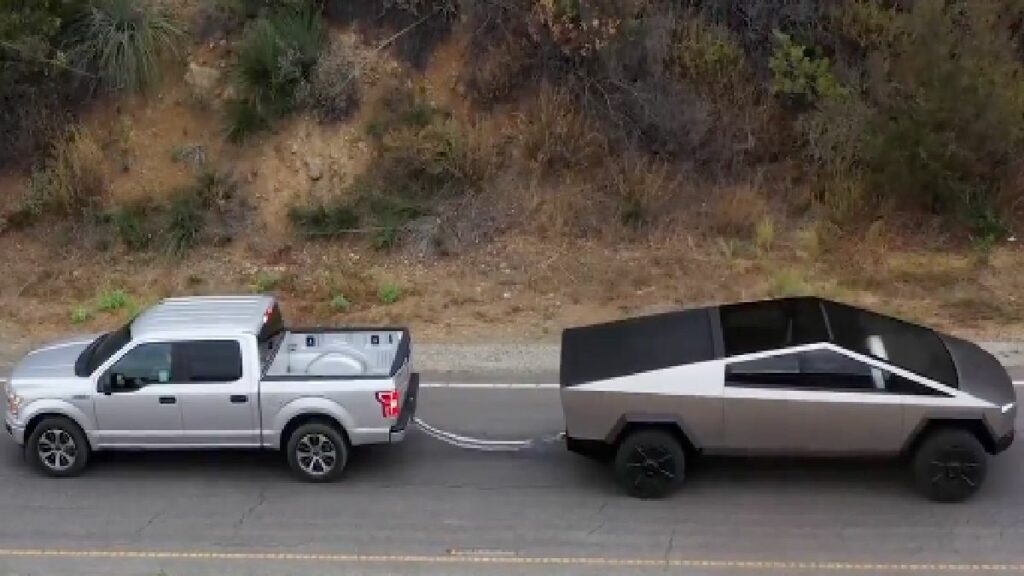 Tesla Cybertruck Puuls a Ford F-150 in a Tug og War