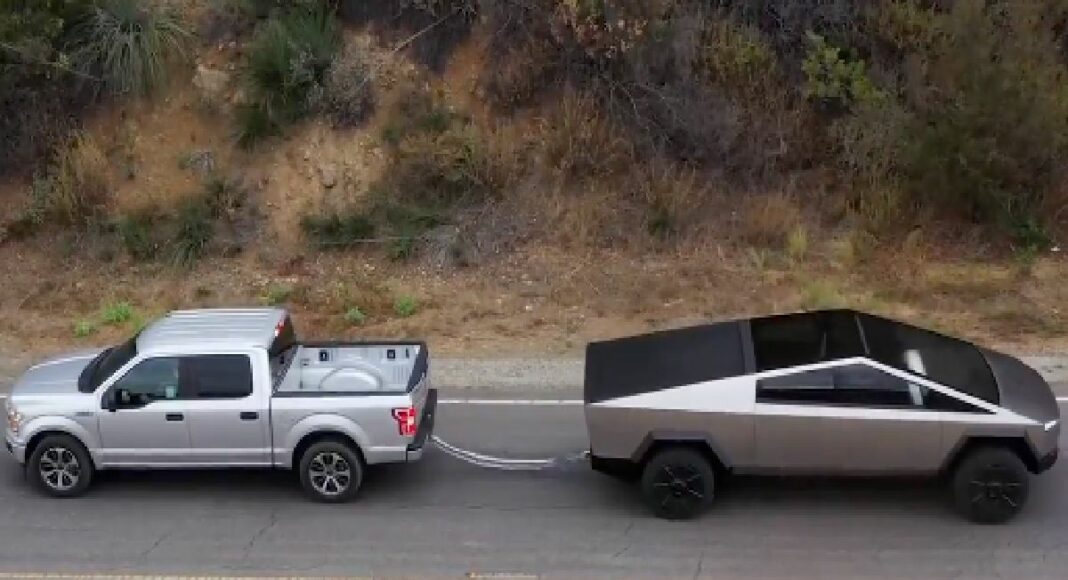 Tesla Cybertruck Puuls a Ford F-150 in a Tug og War