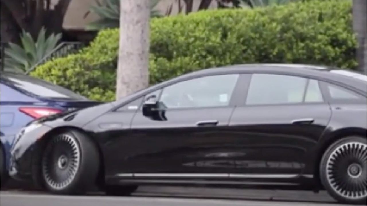 Ben Affleck Struggling to Park His Car