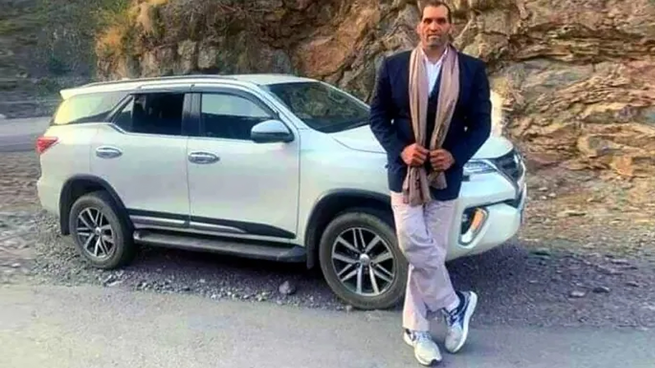 Toyota Fortuner Looks Tiny Next To The Great Khali