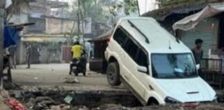 Mahindra Scorpio Falls into Hole in Road