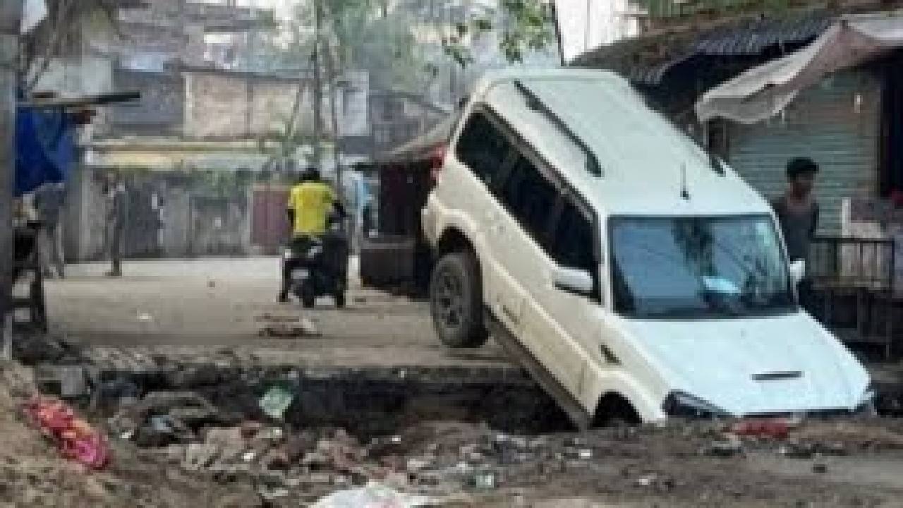 Mahindra Scorpio Falls into Hole in Road