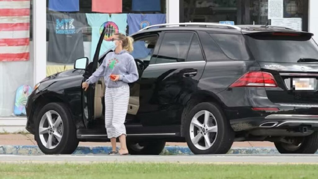 Scarlett Johansson with her Mercedes GLE 350