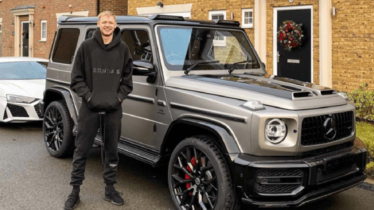 Aaron Ramsdale with his Mercedes AMG G63