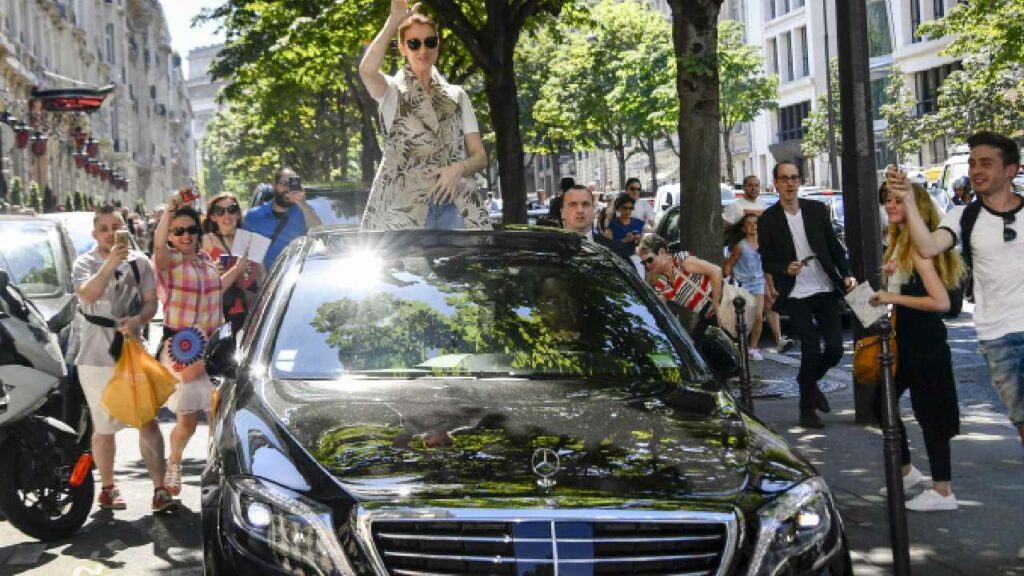 Celine Dion in Mercedes benz S class