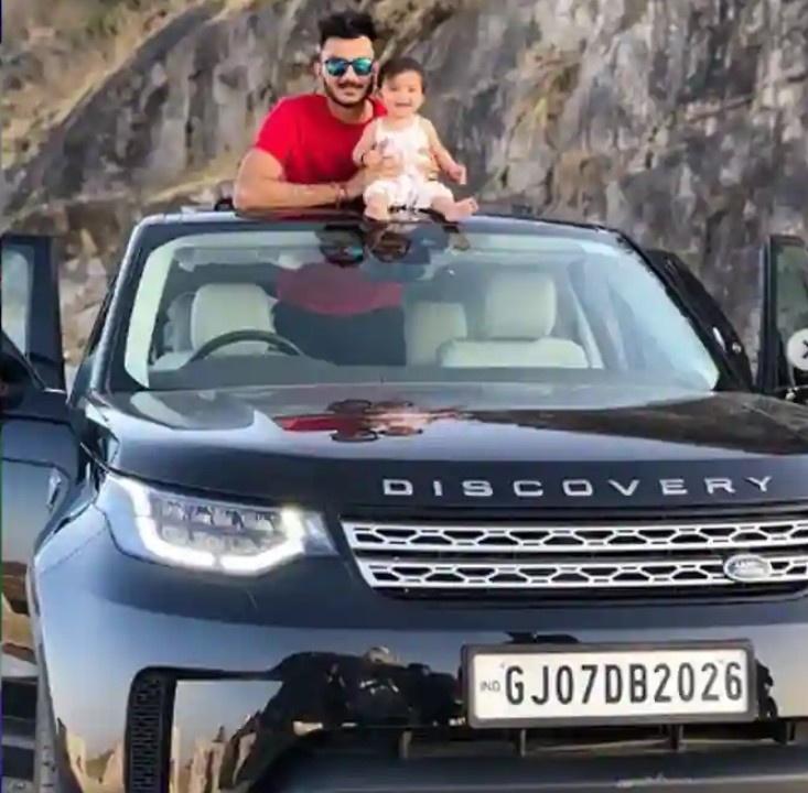 Axar Patel with Land Rover Discovery