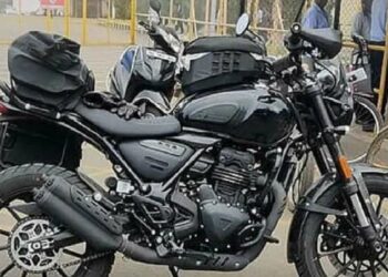 Bajaj-Triumph Scrambler and Roadster Spied