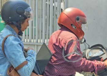 Bangalore Woman Working on Laptop in Traffic