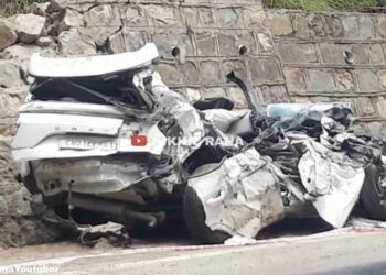 hyundai creta crushed by truck