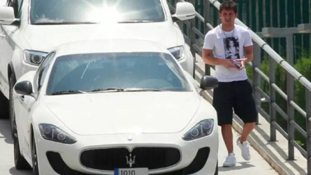 Lionel Messi with his Maserati Gran Turismo