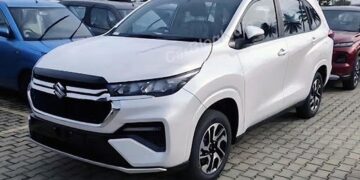 Maruti Invicto White Front Three Quarters