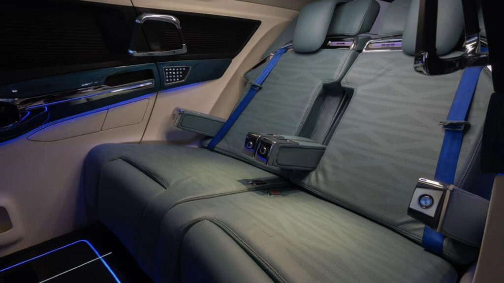 dc design toyota innova hycross loung rear seats