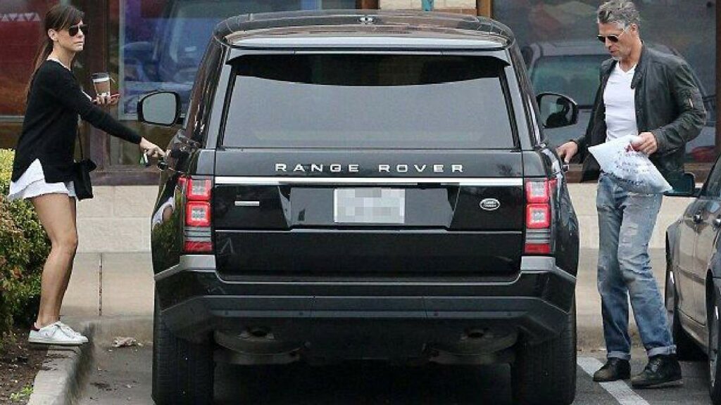 Sandra Bullock with Range Rover Hse 4x4