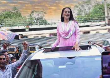 Ameesha Patel Mahindra XUV700 Sunroof