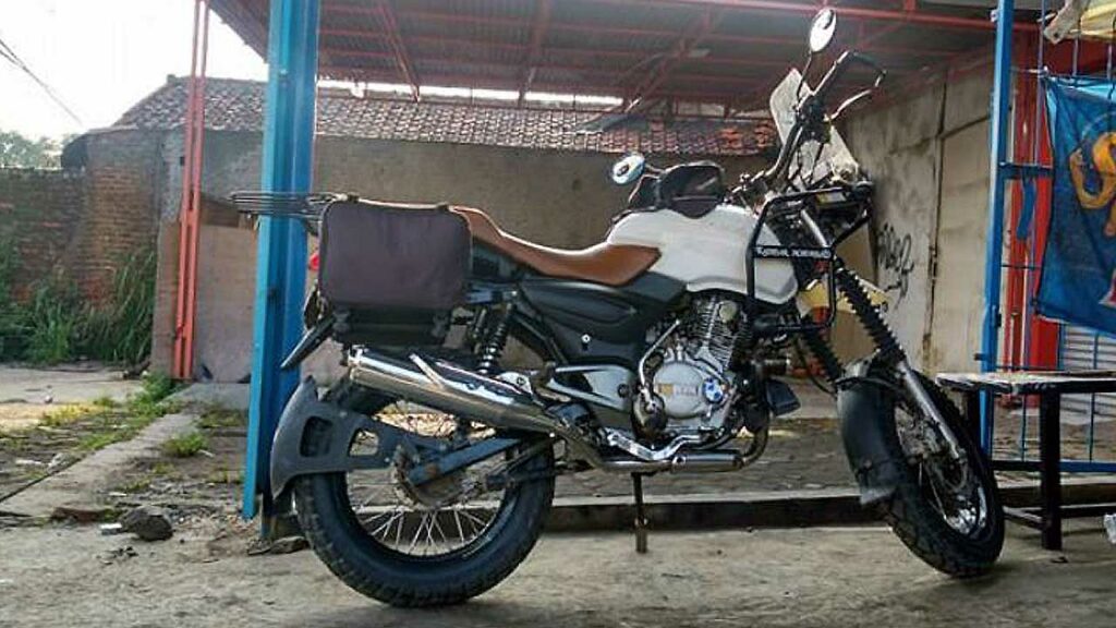 bajaj pulsar modified into royal enfield himalayan
