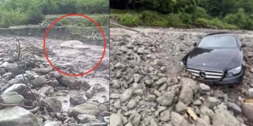 Mercedes E-Class Washed Away in Water