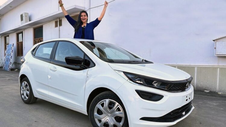 tata altroz sunroof base model