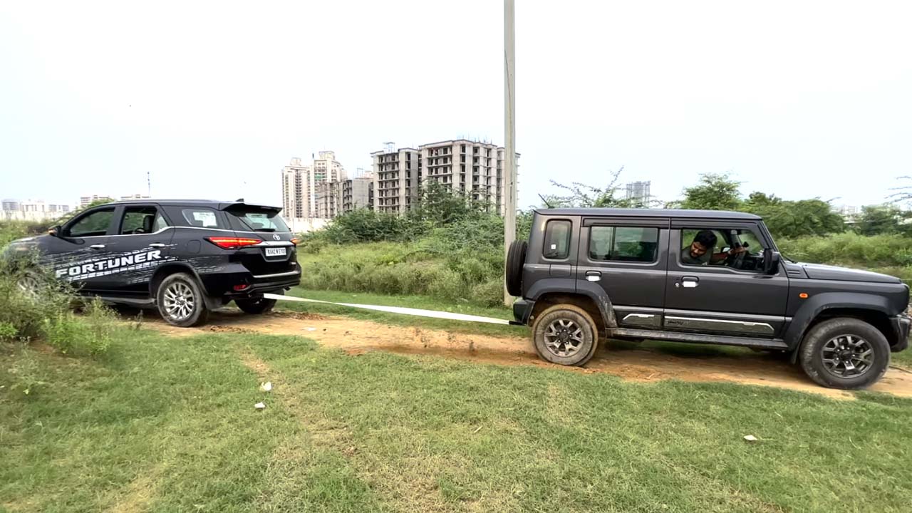 toyota fortuner vs maruti jimny tug of war