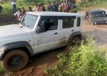 Maruti Jimny Tries to Tow Mahindra Thar