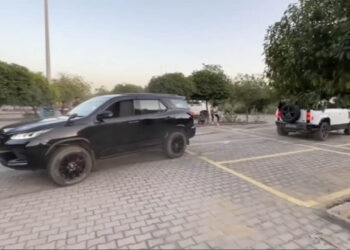 toyota fortuner vs land rover defender tug of war