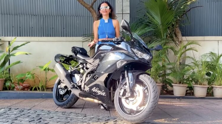 kawasaki ninja zx4r bikewithgirl
