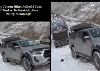 Toyota Hillux Tows Truck on Shinku La Pass